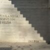 Vanjski betonski zid Nordijskog paviljona s natpisima Finlandia, Norvegia, Svezia u gornjem lijevom uglu i riječju INGRIA postavljenom pri dnu desno, dok geometrijska sjena stepenica dijeli zid na osvjetljeni i zatamnjeni dio.