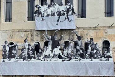 Instalacija Il Gesto, JR, Palazzo Ca' da Mosto, Canal Grande, Venecija, Bijenale 2026 — pogled s druge obale