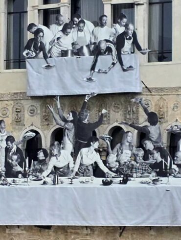 Instalacija Il Gesto, JR, Palazzo Ca' da Mosto, Canal Grande, Venecija, Bijenale 2026 — pogled s druge obale