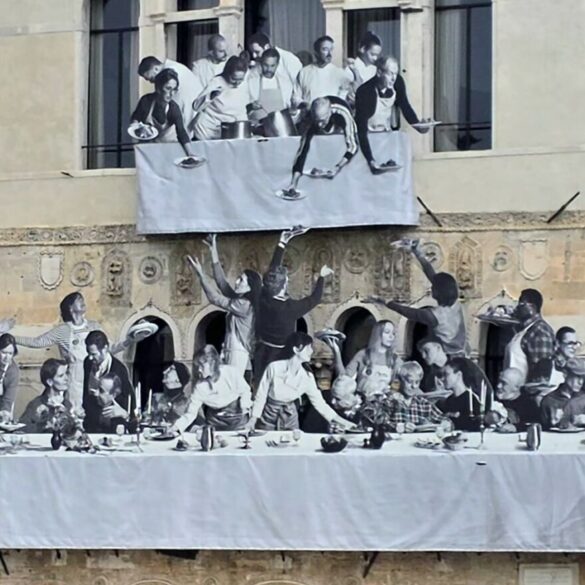 Instalacija Il Gesto, JR, Palazzo Ca' da Mosto, Canal Grande, Venecija, Bijenale 2026 — pogled s druge obale