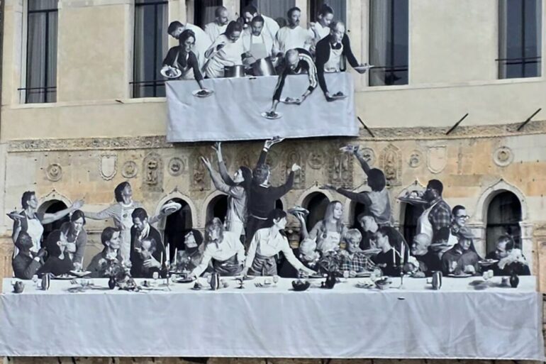 Instalacija Il Gesto, JR, Palazzo Ca' da Mosto, Canal Grande, Venecija, Bijenale 2026 — pogled s druge obale
