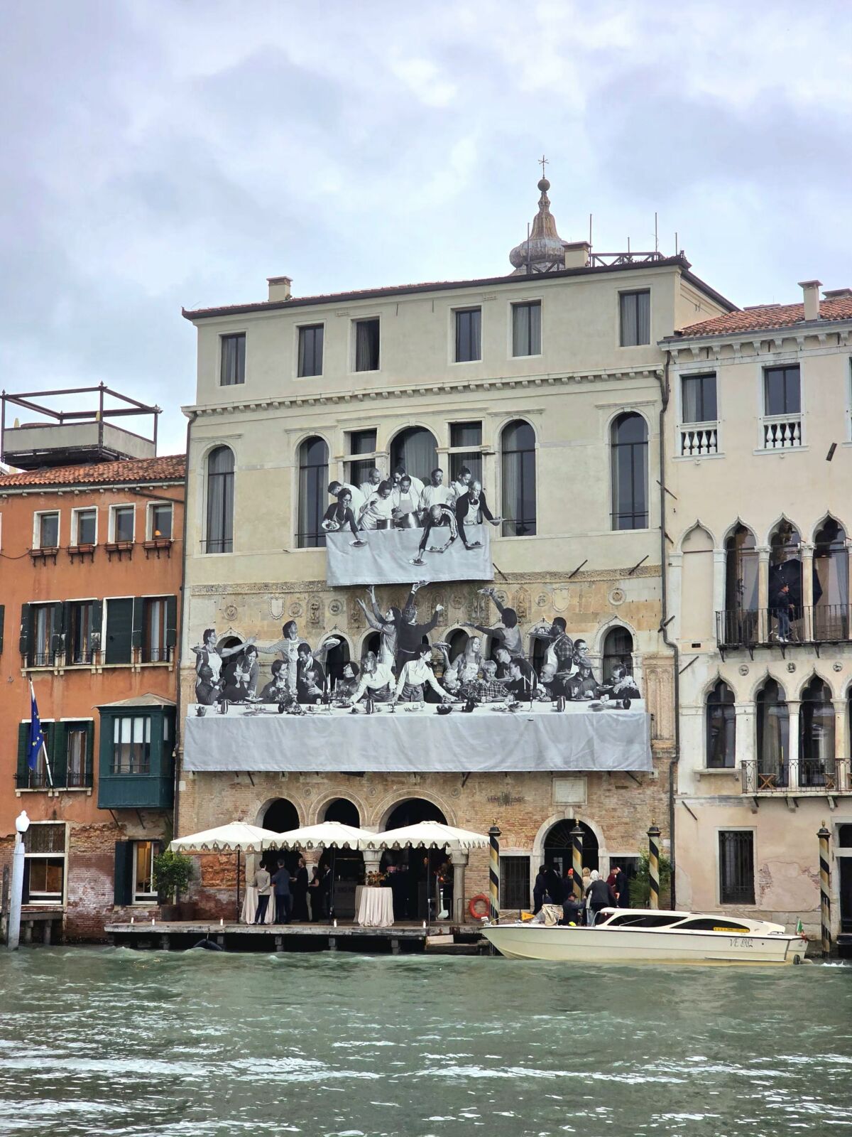 Instalacija Il Gesto, JR, Palazzo Ca' da Mosto, Canal Grande, Venecija, Bijenale 2026