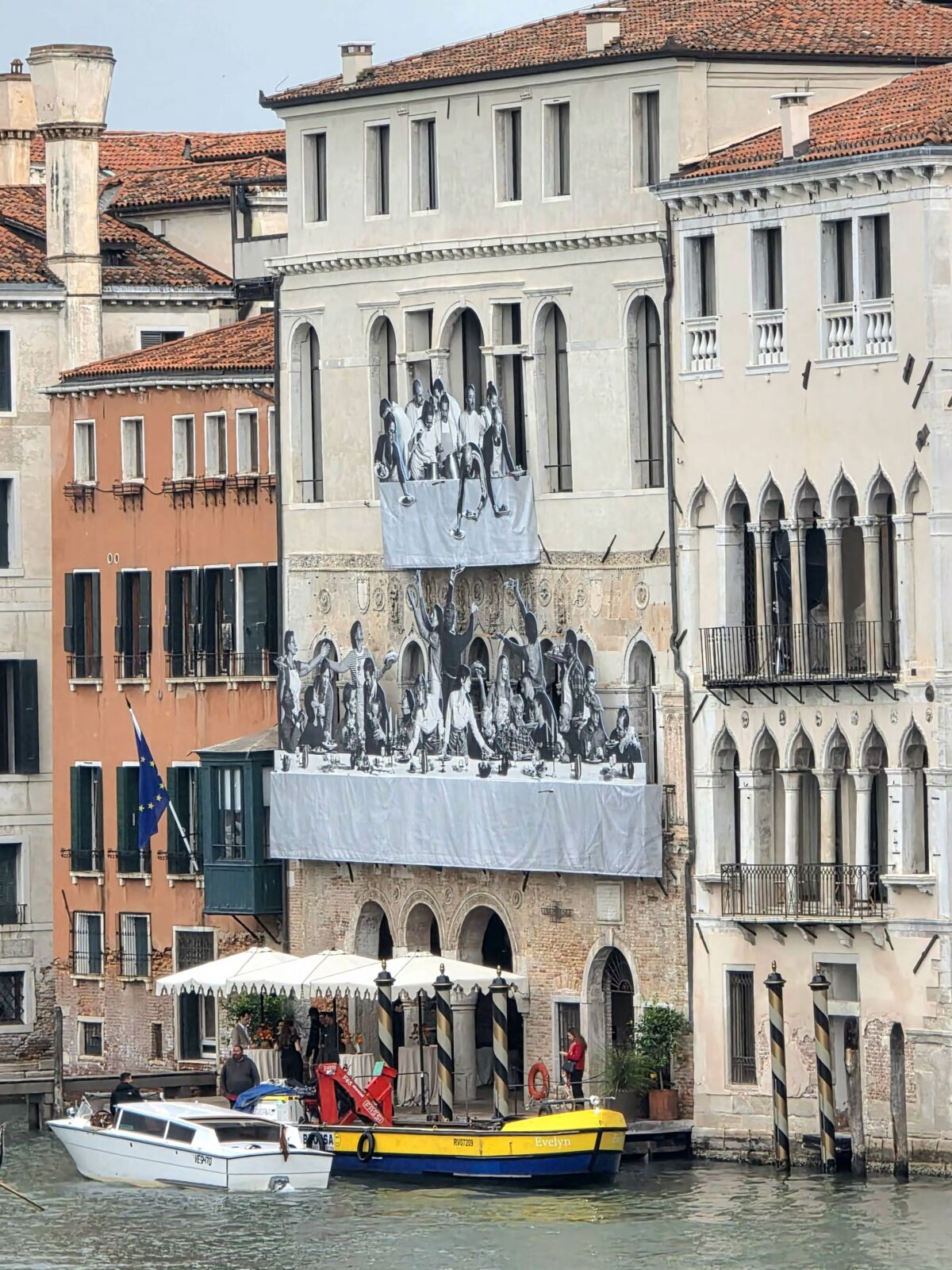 Instalacija Il Gesto, JR, Palazzo Ca' da Mosto, Canal Grande, Venecija, Bijenale 2026