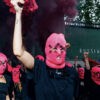Članice Pussy Riot ispred ruskog paviljona na Venecija Bijenaleu 2026. s ružičastim dimnim bakljama u znak protesta protiv učešća Rusije