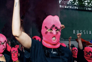 Članice Pussy Riot ispred ruskog paviljona na Venecija Bijenaleu 2026. s ružičastim dimnim bakljama u znak protesta protiv učešća Rusije