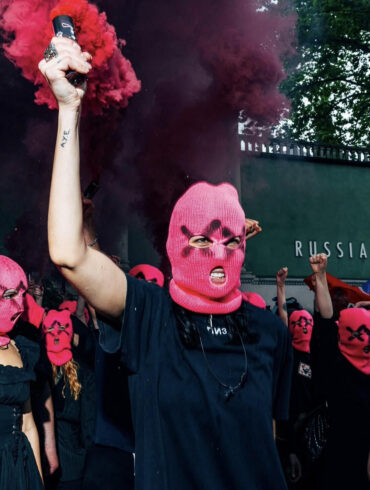 Članice Pussy Riot ispred ruskog paviljona na Venecija Bijenaleu 2026. s ružičastim dimnim bakljama u znak protesta protiv učešća Rusije
