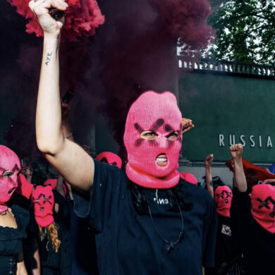Članice Pussy Riot ispred ruskog paviljona na Venecija Bijenaleu 2026. s ružičastim dimnim bakljama u znak protesta protiv učešća Rusije