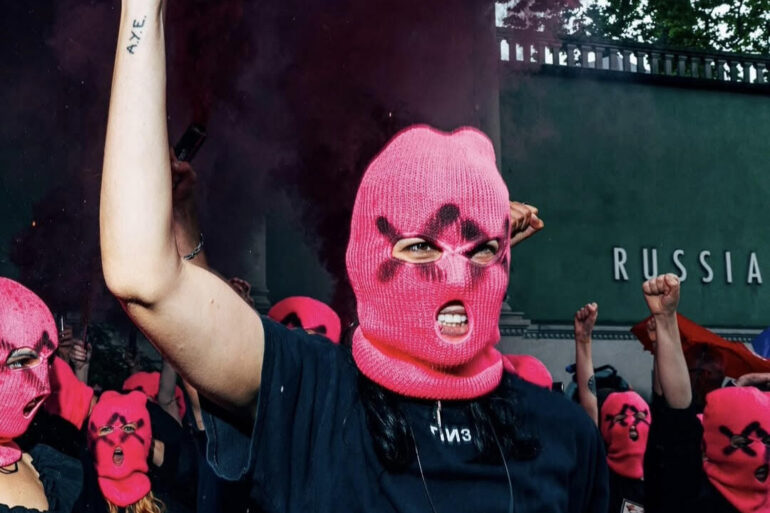 Članice Pussy Riot ispred ruskog paviljona na Venecija Bijenaleu 2026. s ružičastim dimnim bakljama u znak protesta protiv učešća Rusije
