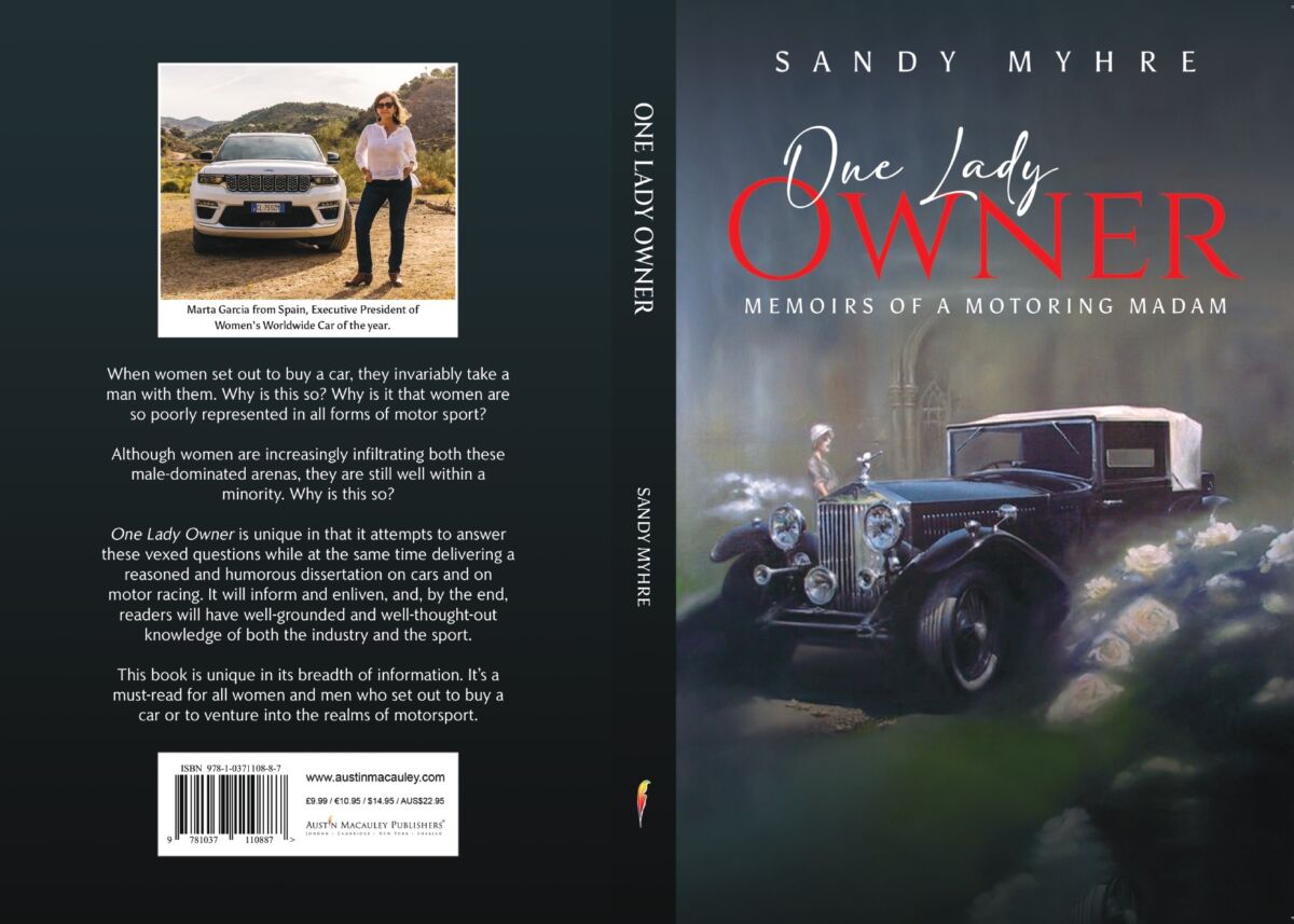 Prednja i zadnja korica knjige „One Lady Owner, Memoirs of a Motoring Madam“ autorice Sandy Myhre, sa slikom klasičnog automobila na prednjoj strani i fotografijom Marte Garcíje pored modernog džipa na zadnjoj korici.