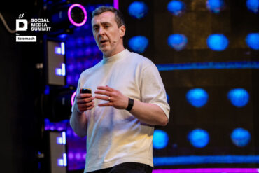 Michael Corcoran, bivši Head of Social media u Ryanairu, govori na pozornici Social Media Summita by Telemach u Sarajevu 2026.