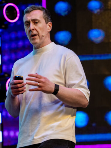 Michael Corcoran, bivši Head of Social media u Ryanairu, govori na pozornici Social Media Summita by Telemach u Sarajevu 2026.