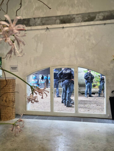 unutrašnjost ruskog paviljona, cvjetni aranžmani i policija u opremi vidljiva kroz staklena vrata, foto_FBL