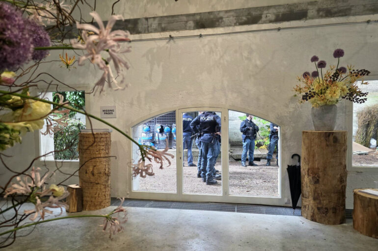 unutrašnjost ruskog paviljona, cvjetni aranžmani i policija u opremi vidljiva kroz staklena vrata, foto_FBL