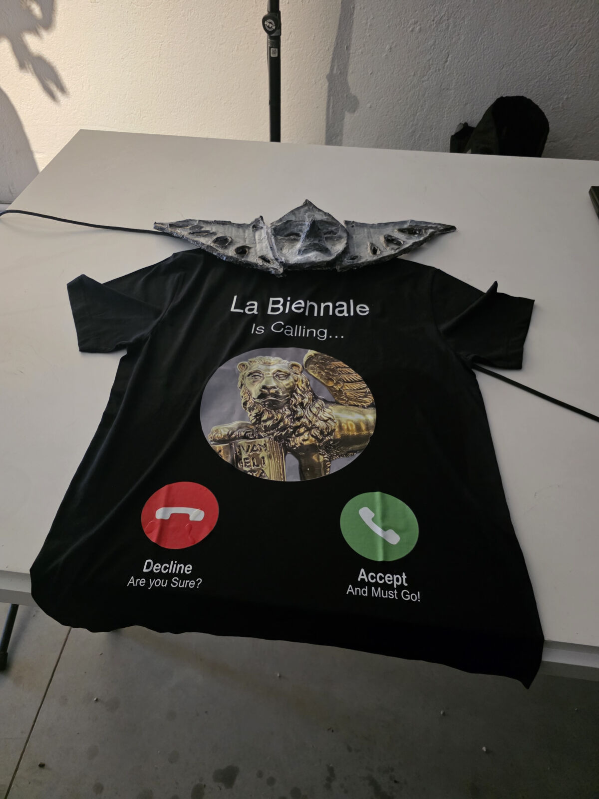 majica "La Biennale Is Calling... Decline/Accept" iz ruskog paviljona