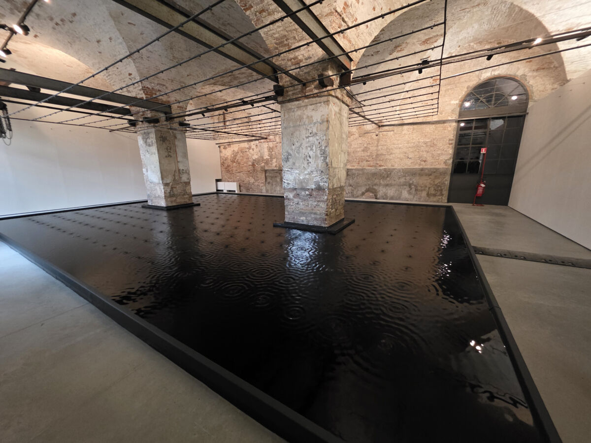 instalacija Rose of Nothingness, bazen s crnom vodom u Arsenalu, foto_FBL