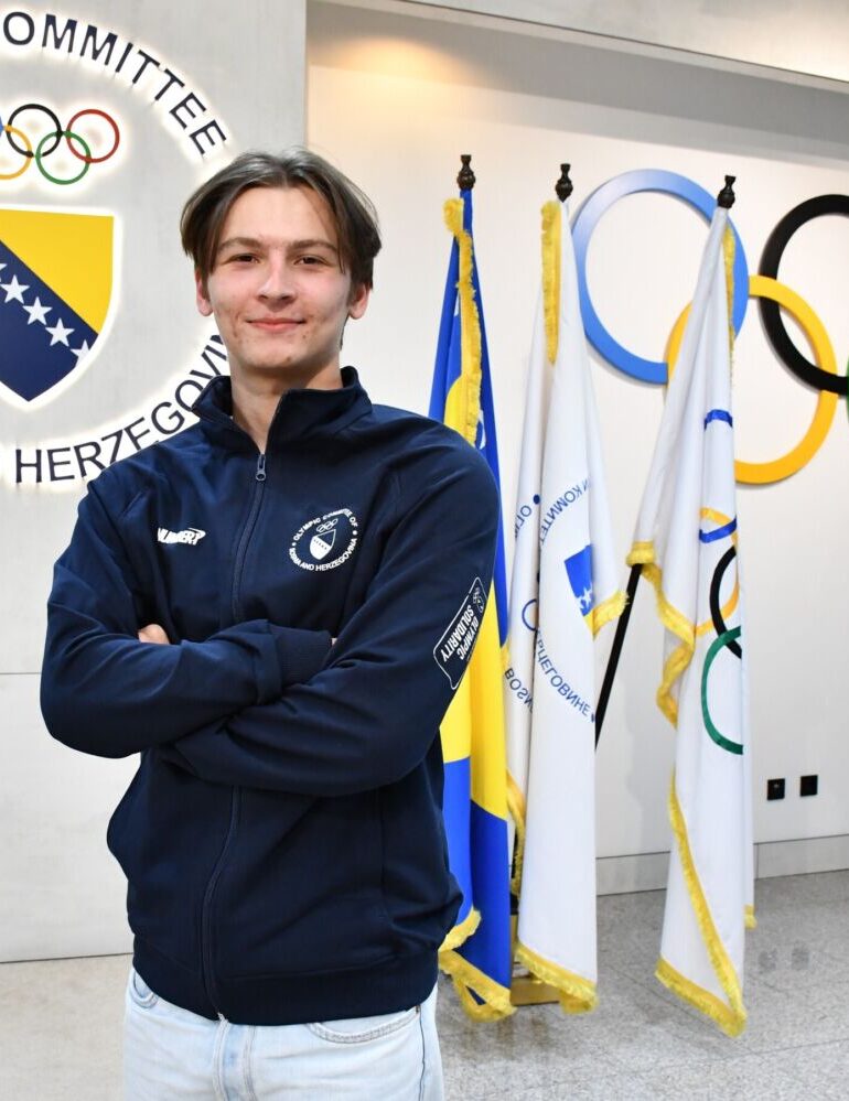 Alek Tanković, bivši predstavnik SAD-a, osvojio je prvo mjesto u juniorskoj konkurenciji na svom prvom nastupu za Bosnu i Hercegovinu u umjetničkom klizanju.