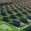 Stotine Hyundaijevih vozila s Next Starts Now natpisom na travnjaku uz autobuse i Spot robote