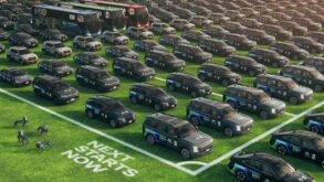 Stotine Hyundaijevih vozila s Next Starts Now natpisom na travnjaku uz autobuse i Spot robote