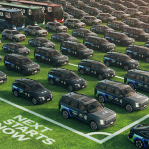 Stotine Hyundaijevih vozila s Next Starts Now natpisom na travnjaku uz autobuse i Spot robote
