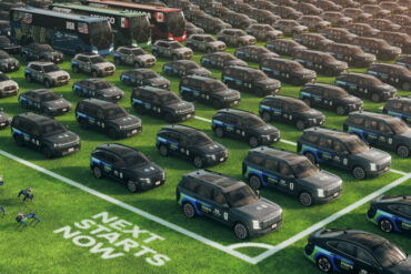 Stotine Hyundaijevih vozila s Next Starts Now natpisom na travnjaku uz autobuse i Spot robote