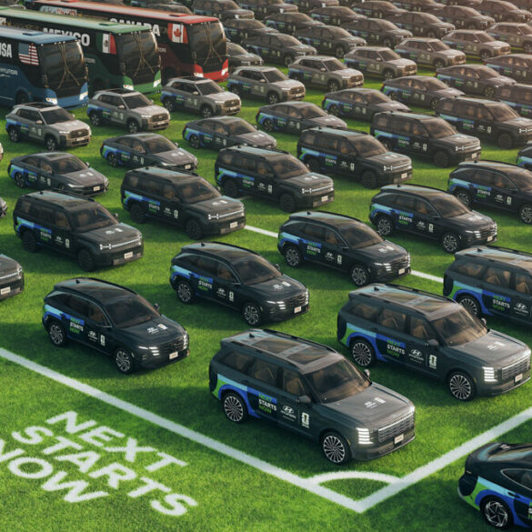 Stotine Hyundaijevih vozila s Next Starts Now natpisom na travnjaku uz autobuse i Spot robote