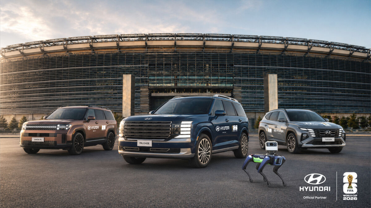 Hyundai Santa Fe, Palisade i Tucson s FIFA World Cup 2026 logom ispred stadiona uz Spot robota u sumrak