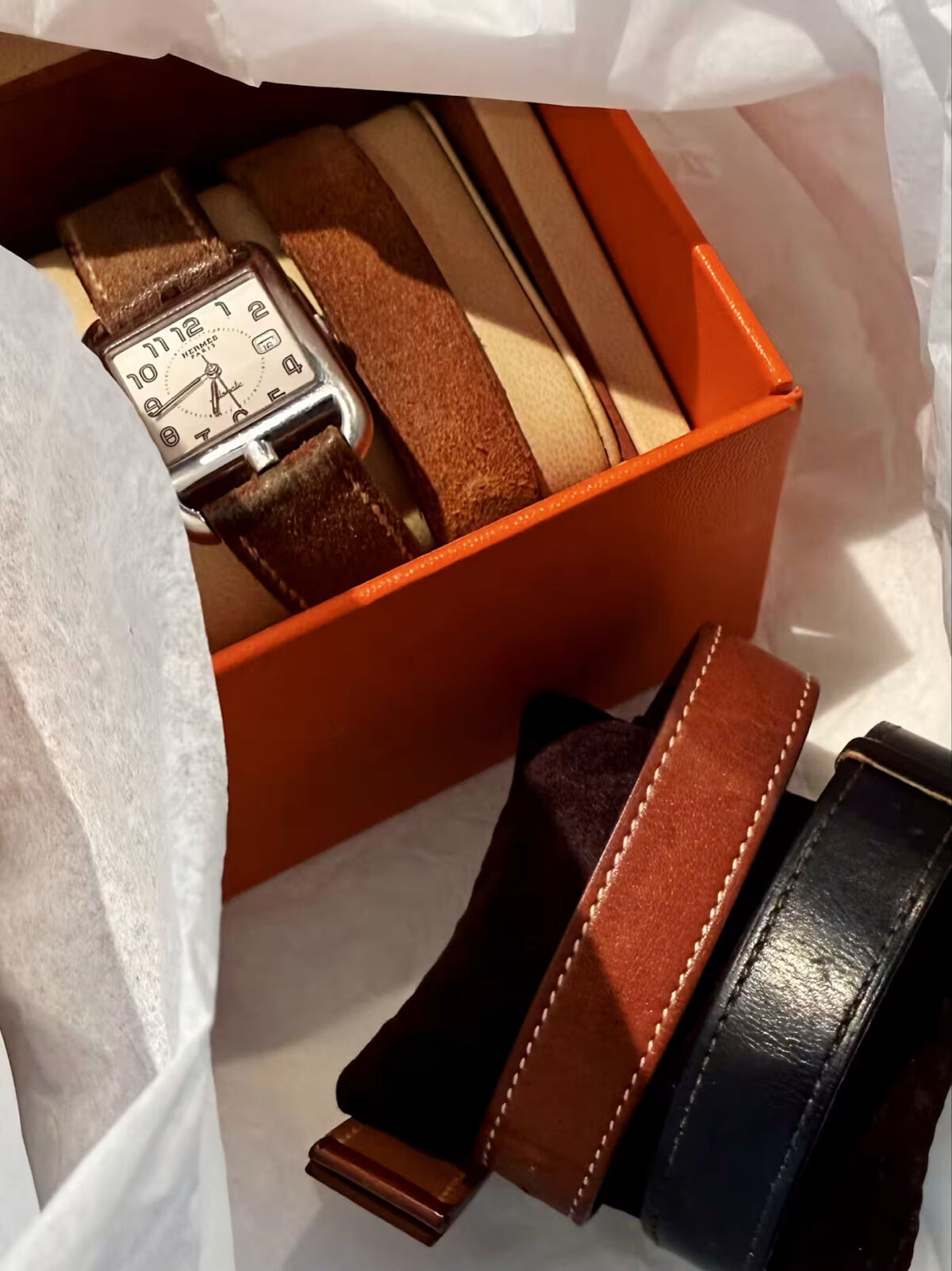 Hermès Cape Cod sat s dugačkim kožnim remenom koji se dvaput omata oko zapešća, u originalnoj narančastoj kutiji, iz arhive Martina Margiela