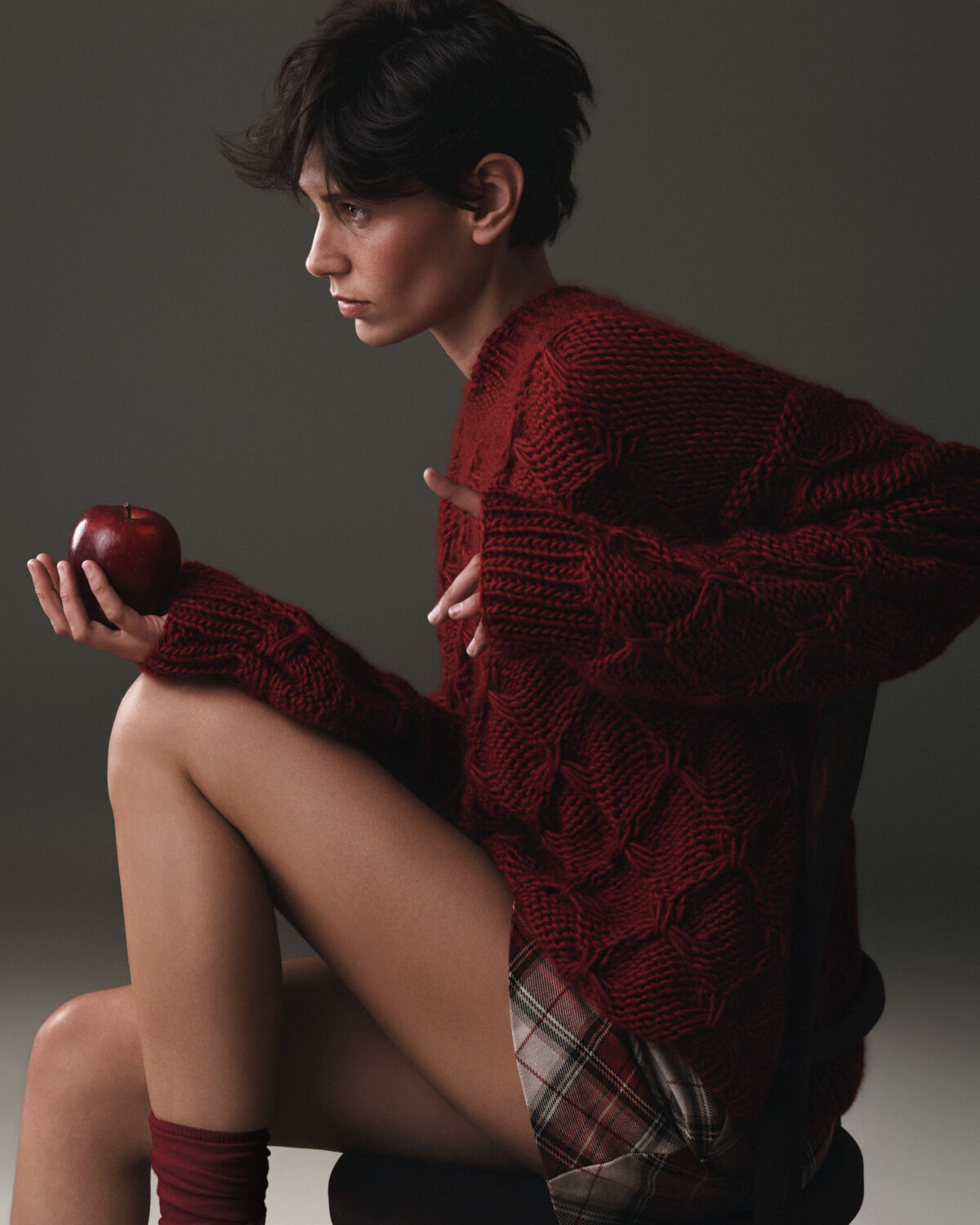 Amra Čerkezović u tamnocrvenom ručno pletenom Wooly Rouge džemperu, studijska fotografija Edvin Kalić