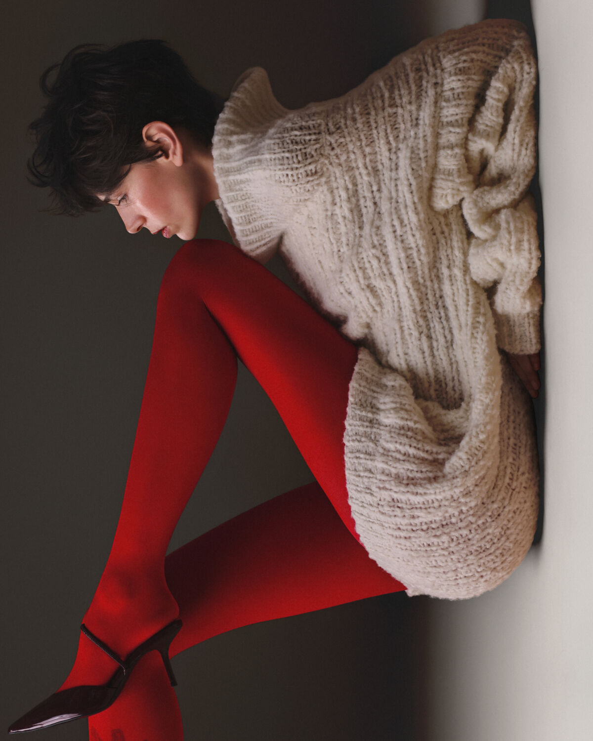 Amra Čerkezović u krem Wooly Rouge džemperu i crvenim čarapama, studijska modna fotografija Edvin Kalić