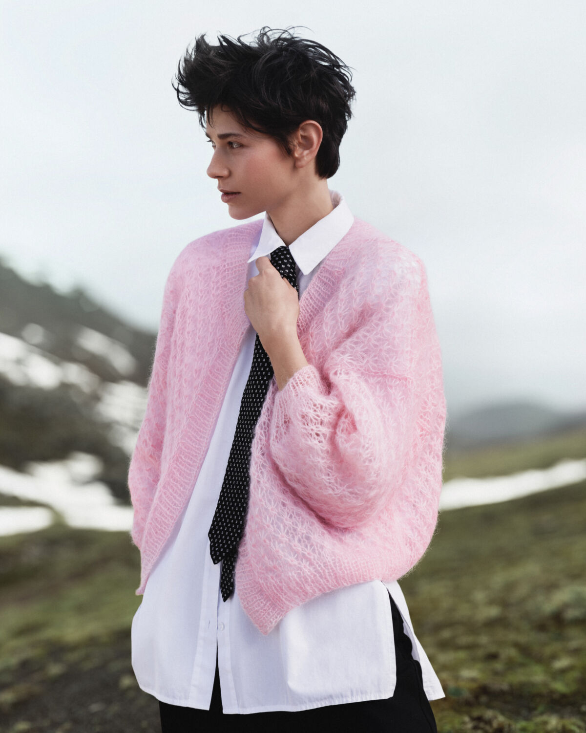 Amra Čerkezović u roze mohair Wooly Rouge kardiganu i bijeloj košulji na planini, foto Edvin Kalić