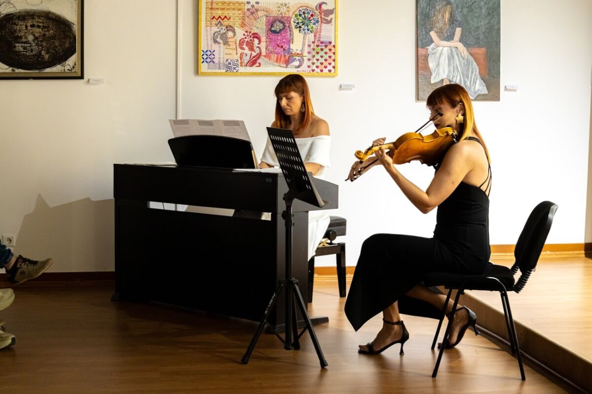 Muzičku notu večeri donio je Tattile Duo, čija je izvedba nenametljivo pratila poetski program i dodatno obogatila atmosferu, stvarajući sklad između riječi i muzike.