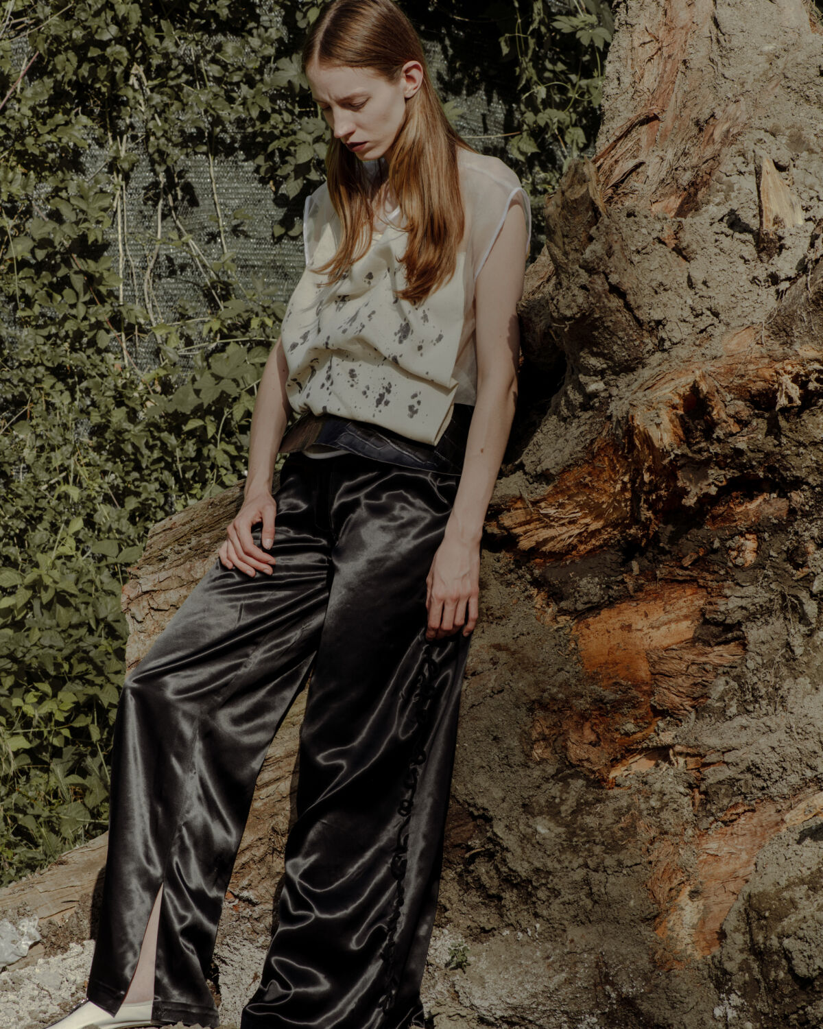 crne svilene široke hlače i bijeli top s mrljastim printom, Marija Kulušić lookbook