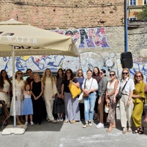 Grupna fotografija učesnica programa Žene i Škoda ispred Orea Marketa na lokaciji bivšeg Metalca u Sarajevu, juni 2026