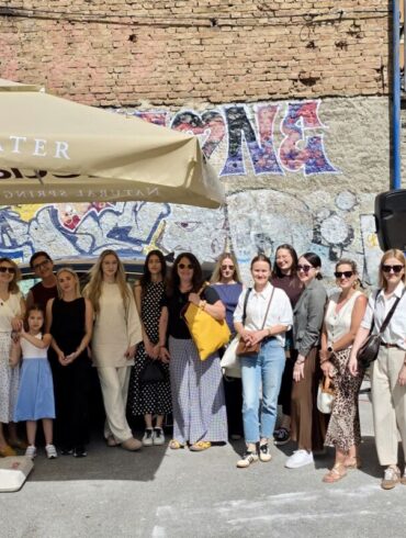 Grupna fotografija učesnica programa Žene i Škoda ispred Orea Marketa na lokaciji bivšeg Metalca u Sarajevu, juni 2026
