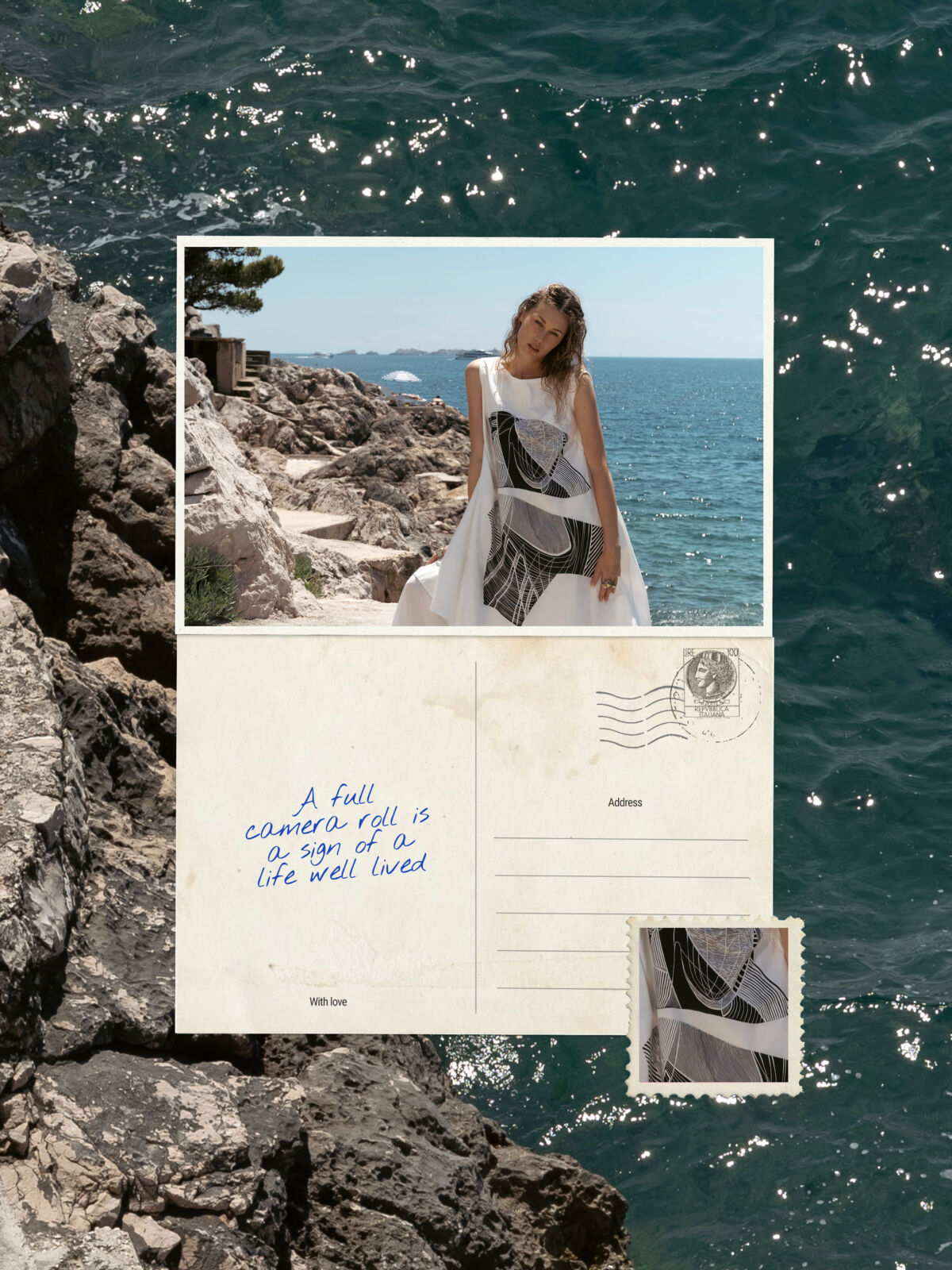 Fotografija u stilu razglednice – Plusminus haljina s linorez printom na kamenitoj mediteranskoj obali