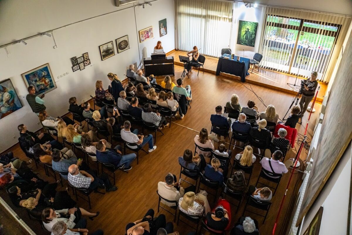 Atelje Ismet Mujezinović u Tuzli bio je mjesto susreta poklonika poezije koju je Jasmin Porobić ukoričio u svoju novu zbirku „Želim njega, glupana“, predstavljenu publici kroz poetsku večer ispunjenu emocijom, umjetnošću i iskrenim ljudskim pričama.
