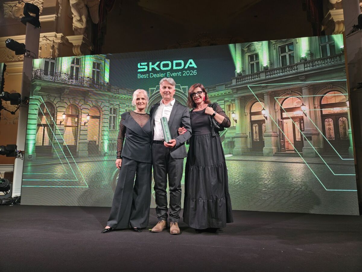 Predstavnici Autokuće Uno iz Bosne i Hercegovine primaju priznanje na Škoda Best Dealer Eventu 2025 tijekom službene ceremonije dodjele nagrada.