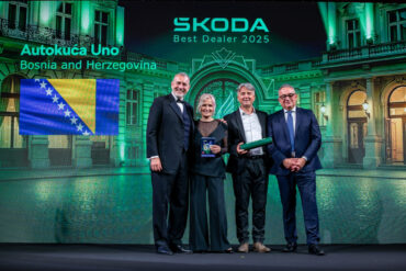 Predstavnici Autokuće Uno poziraju na pozornici tijekom Škoda Best Dealer Eventa 2026, uz priznanje za ostvarene rezultate i svečanu LED pozadinu.
