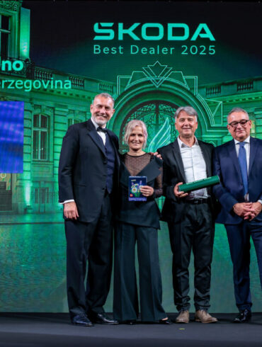 Predstavnici Autokuće Uno poziraju na pozornici tijekom Škoda Best Dealer Eventa 2026, uz priznanje za ostvarene rezultate i svečanu LED pozadinu.