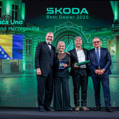 Predstavnici Autokuće Uno poziraju na pozornici tijekom Škoda Best Dealer Eventa 2026, uz priznanje za ostvarene rezultate i svečanu LED pozadinu.