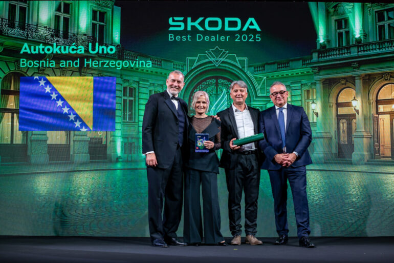 Predstavnici Autokuće Uno poziraju na pozornici tijekom Škoda Best Dealer Eventa 2026, uz priznanje za ostvarene rezultate i svečanu LED pozadinu.