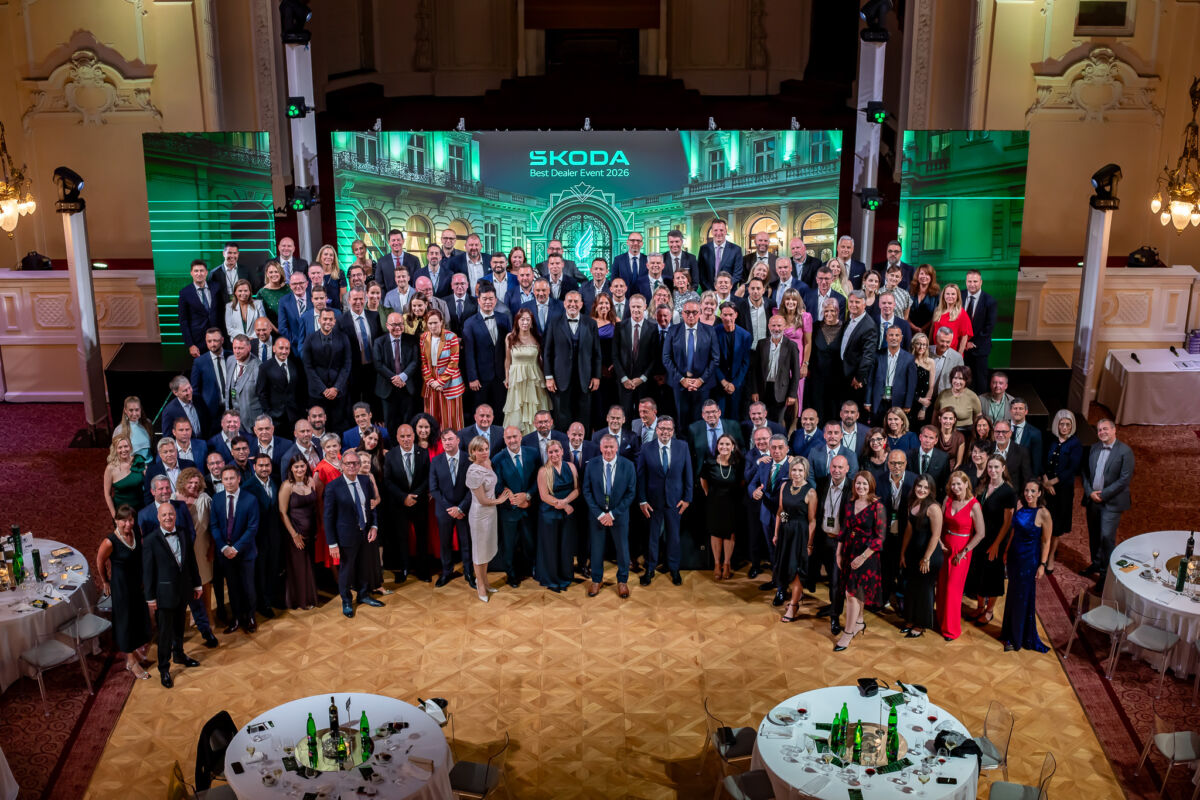 Zajednička fotografija sudionika Škoda Best Dealer Eventa 2026 u svečanoj dvorani nakon završetka događaja.