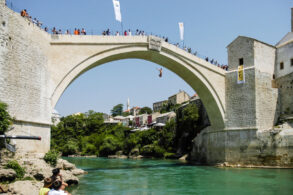 Skakač u letu sa Starog mosta u Mostaru, tradicionalni skok iz 2005. godine