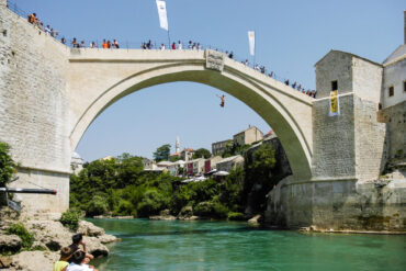 Skakač u letu sa Starog mosta u Mostaru, tradicionalni skok iz 2005. godine