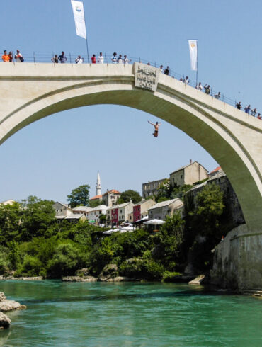 Skakač u letu sa Starog mosta u Mostaru, tradicionalni skok iz 2005. godine