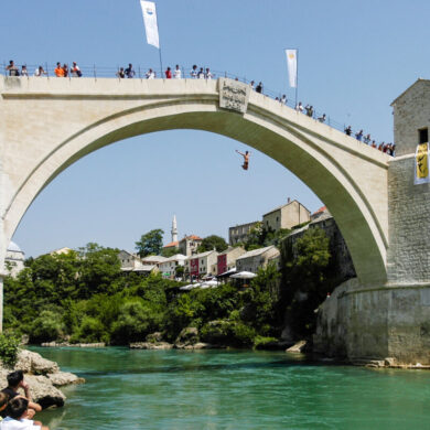 Skakač u letu sa Starog mosta u Mostaru, tradicionalni skok iz 2005. godine