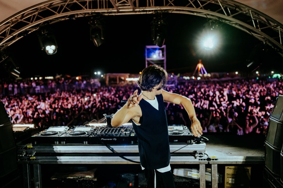 Argy nastupa pred ogromnom publikom na Velikoj plaži tokom EXIT to Montenegro festivala