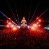 Monumentalna skulptura EXIT to Montenegro festivala osvijetljena zlatnom svjetlošću iznad publike na Velikoj plaži u Ulcinju