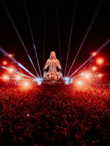 Monumentalna skulptura EXIT to Montenegro festivala osvijetljena zlatnom svjetlošću iznad publike na Velikoj plaži u Ulcinju