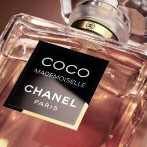 Bočica parfema Chanel Coco Mademoiselle Crush Absolu s kontrastnom etiketom i facetiranim poklopcem